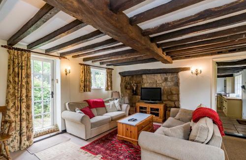 Moulsoe House | Yew Tree Cottage- Sleeps 12 Garden & Pet-Friendly