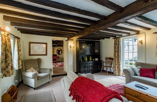 Moulsoe House | Yew Tree Cottage- Sleeps 12 Garden & Pet-Friendly