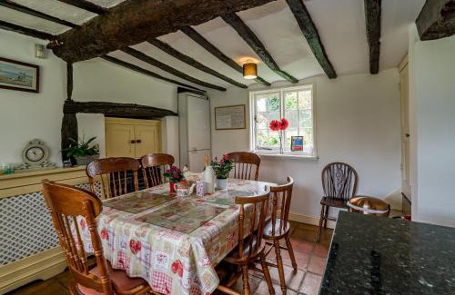 Moulsoe House | Yew Tree Cottage- Sleeps 12 Garden & Pet-Friendly