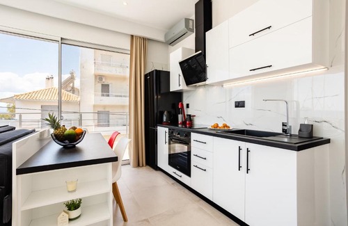 Kalamata Marina Apartment | Yin & Yang Studio, Marina Hideout in Kalamata (B3)