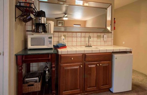 Yosemite West Apartment | YoBee! Heart of Yosemite. Cozy View Studio. Park Entrance + Free Breakfast ~L8