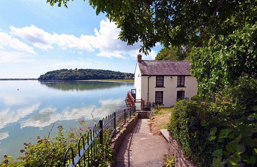 Laugharne Cottage | York Lodge, A beautiful bungalow with stunning estuary views