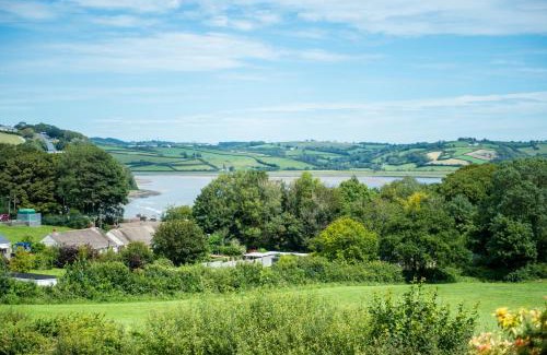 Laugharne House | York Lodge- Spacious 3 bed bungalow with wonderful estuary views