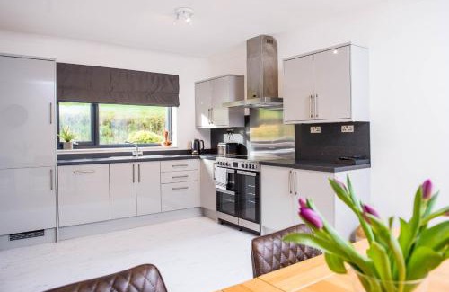 Laugharne House | York Lodge- Spacious 3 bed bungalow with wonderful estuary views