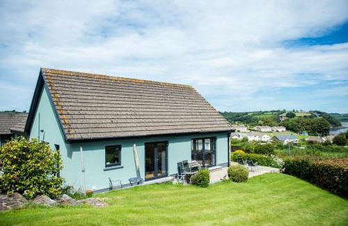 Laugharne House | York Lodge- Spacious 3 bed bungalow with wonderful estuary views