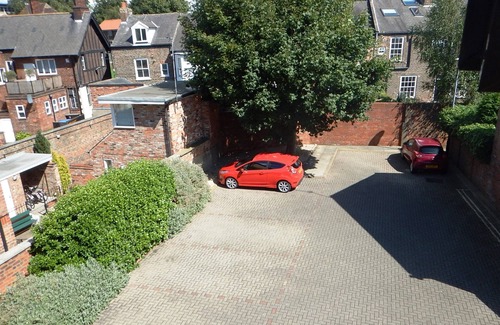 York Apartment | York Riverside Apartment, just 5 min walk to City Centre has car park & wi-fi