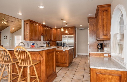Yosemite Forks House | Yosemite Adventure House with Pool-hot tub-game room!