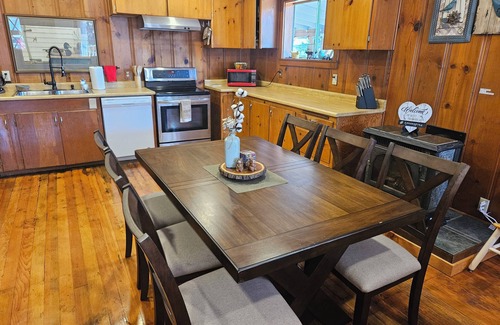 Mariposa House | Yosemite Nest: Refreshed Vintage Retreat conveniently located near Yosemite NP
