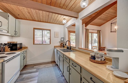 Groveland Cabin | Yosemite Pine Mountain Hideaway - king bed