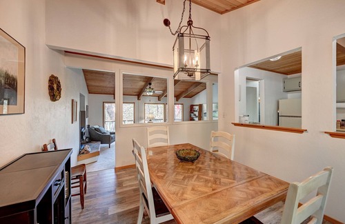 Groveland Cabin | Yosemite Pine Mountain Hideaway - king bed