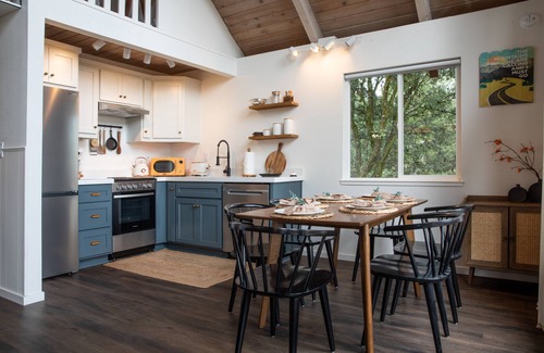 Groveland Cabin | Yosemite Retreat: Pet-Friendly Hilltop Cabin in Tranquil Surroundings