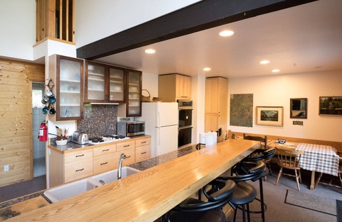 North Wawona Cabin | Yosemite Riverside Retreat - Gorgeous Views! Wood burning Stove!