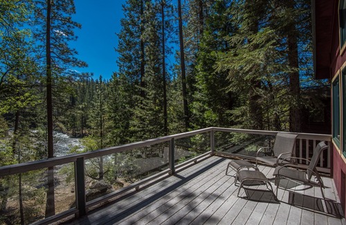 North Wawona Cabin | Yosemite Riverside Retreat - Gorgeous Views! Wood burning Stove!