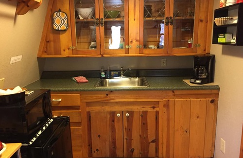 Oakhurst Cabin | Yosemite's Suite Retreat's "Gingerbread House, Perfect for 2!
