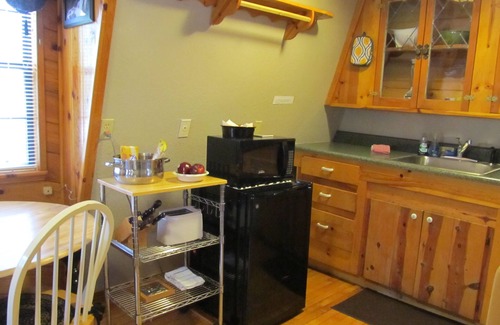 Oakhurst Cabin | Yosemite's Suite Retreat's "Gingerbread House, Perfect for 2!