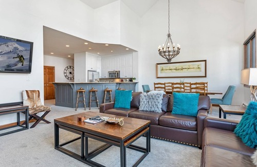 Highlands Townhomes Condo | You Deserve a Quiet Fall Getaway - 3BR, Pool & Hot Tub, Great Access to Mountain, Dining & Shops