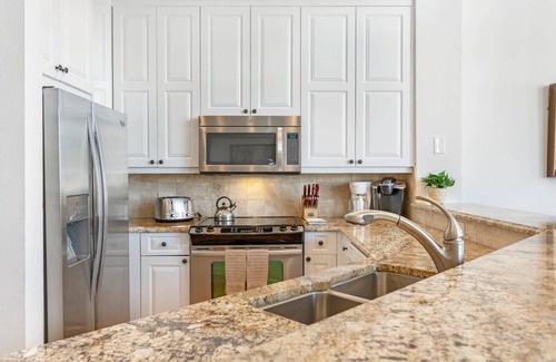 Highlands Townhomes Condo | You Deserve a Quiet Fall Getaway - 3BR, Pool & Hot Tub, Great Access to Mountain, Dining & Shops
