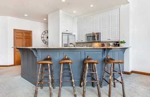 Highlands Townhomes Condo | You Deserve a Quiet Fall Getaway - 3BR, Pool & Hot Tub, Great Access to Mountain, Dining & Shops