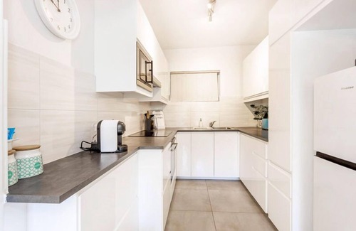 South Perth Apartment | You will love this unique location of this renovated 2 bedroom apartment with modern amenities oppos