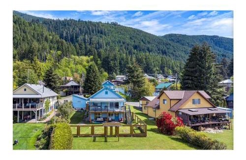 Youbou House | Youbou Lakefront Getaway Relax And Unwind