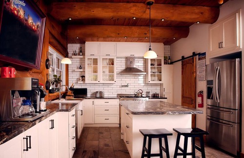 Les Pays-d'en-Haut Regional County Municipality Ski Chalet | You’ll be charmed by this stunning log cabin perched on the mountainside.