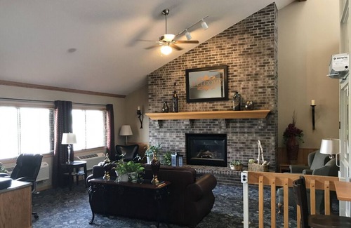 Thorp House | You’ll Have Everything You Need For A Comfortable Stay! Free Parking & Breakfast