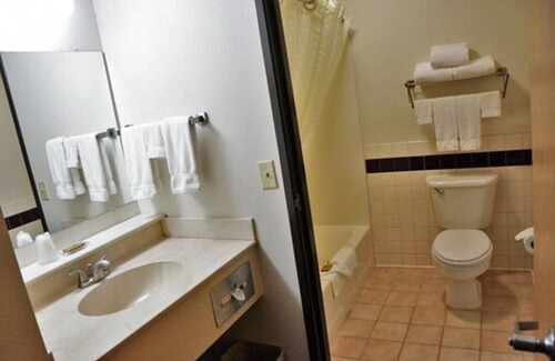 Thorp House | You’ll Have Everything You Need For A Comfortable Stay! Free Parking & Breakfast