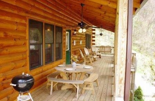 Maggie Valley Cabin | Young's Smoky View 75 Range Drive (Hot Tub) in MAGGIE VALLEY