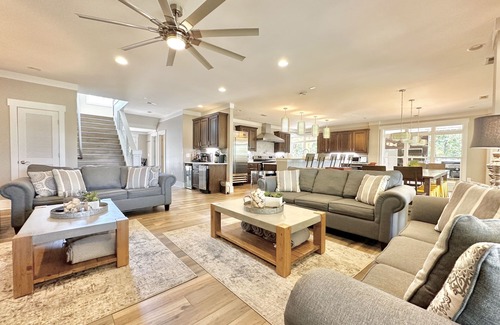 Cedar Bluff House | “Your Big Lake House” - Large Lakefront Home w Private Pool & Hot Tub-Sleeps 40!