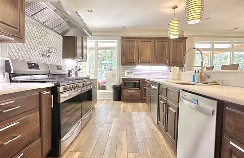 Cedar Bluff House | “Your Big Lake House” - Large Lakefront Home w Private Pool & Hot Tub-Sleeps 40!