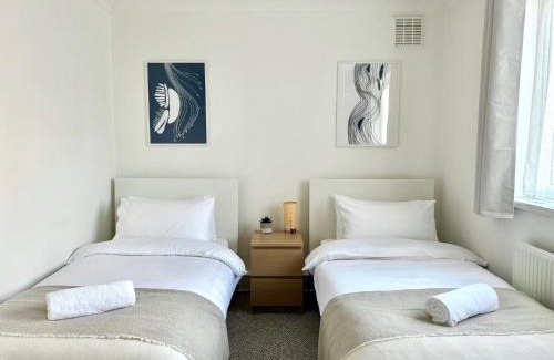 Canning Town Apartment | Your Cosy Get-away 5 minutes from Canning Town Station, near ExCel & O2