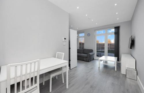 Forest Gate Apartment | Your Cosy Stay Modern 1 Double Bedroom Flat Fully Furnished - 5 Mins walk to Stn