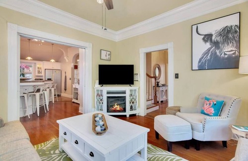 Paso Robles House | Your Downtown Oasis Getaway: The Paso Palm House