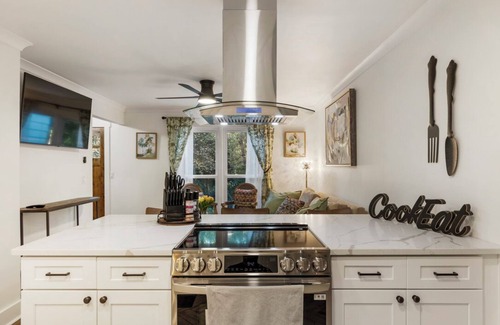 Roswell House | Your Dream Getaway is Only Minutes Away From Historic Roswell!