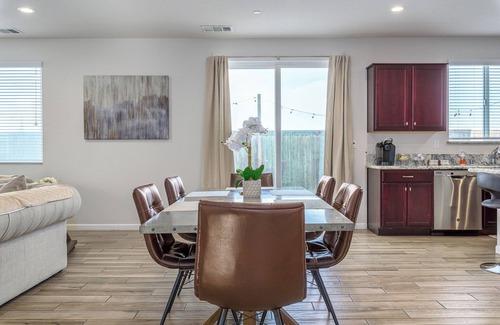 Elk Grove House | Your dream house with a Hot tub!
