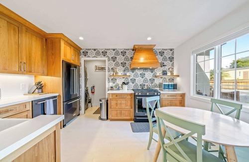 Seaside House | Your Dream Seaside Vacation! Charming 2 BDR Home