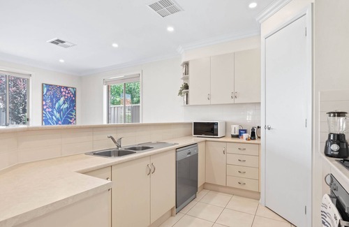 Richmond House | Your family & staff will love it here! Bed & bath linen hire included. Unlimited WIFI. Free parking.