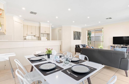 Richmond House | Your family & staff will love it here! Bed & bath linen hire included. Unlimited WIFI. Free parking.