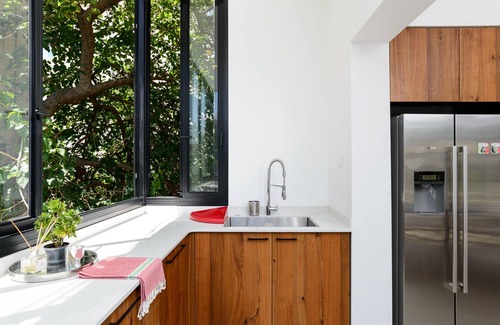 Old North Apartment | Your feet in the water! JABOTINSKY/HILTON