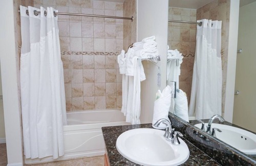 Crystal Harbour Apartment | Your Gateway to the Cayman Islands' Beauty! 4 Relaxing Units! W/Beach Access!