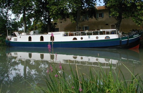 Villepinte Boat Rental | Your guest cabin in a luxury barge on the Canal du Midi