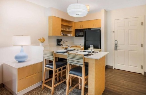 Arrowood Hotel | Your Home Away from Home – 3 Relaxing Suites w/Fully Equipped Kitchen and Pool