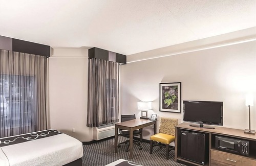 Woodlands Village House | Your Home Away From Home! Free Parking, Free Breakfast, Pool