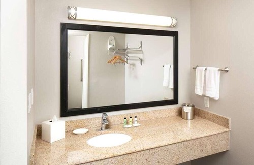 Temecula Resort | Your Home Away From Home! Free Parking Onsite, Hot Tub, Swimming Pool