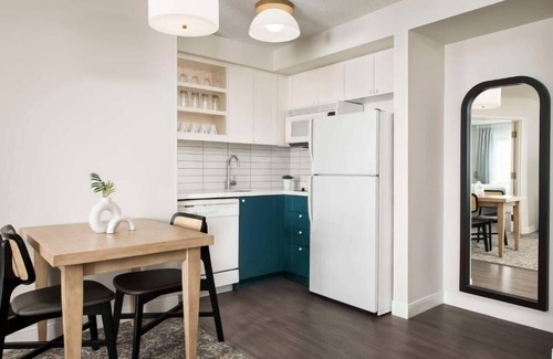 Thornhill Hotel | Your Home Away from Home - Indoor Pool, BBQ Grill, and Complimentary Breakfast