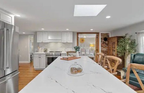 Farmington House | Your home away from home in downtown, historic Farmington!
