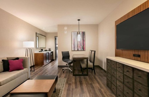 Berkeley Heights Hotel | Your Home Away from Home in Florida! Indoor Pool, Free Breakfast, Pets Allowed!