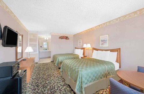 Pecos Hotel | Your Home in Historic Pecos! Comes with Complimentary Breakfast! Seasonal Pool!