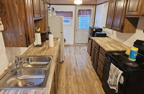Woodgate Cabin | Your ideal location getaway ! Book now for snowmobile season!