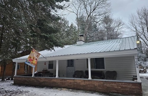 Woodgate Cabin | Your ideal location getaway ! Book now for snowmobile season!